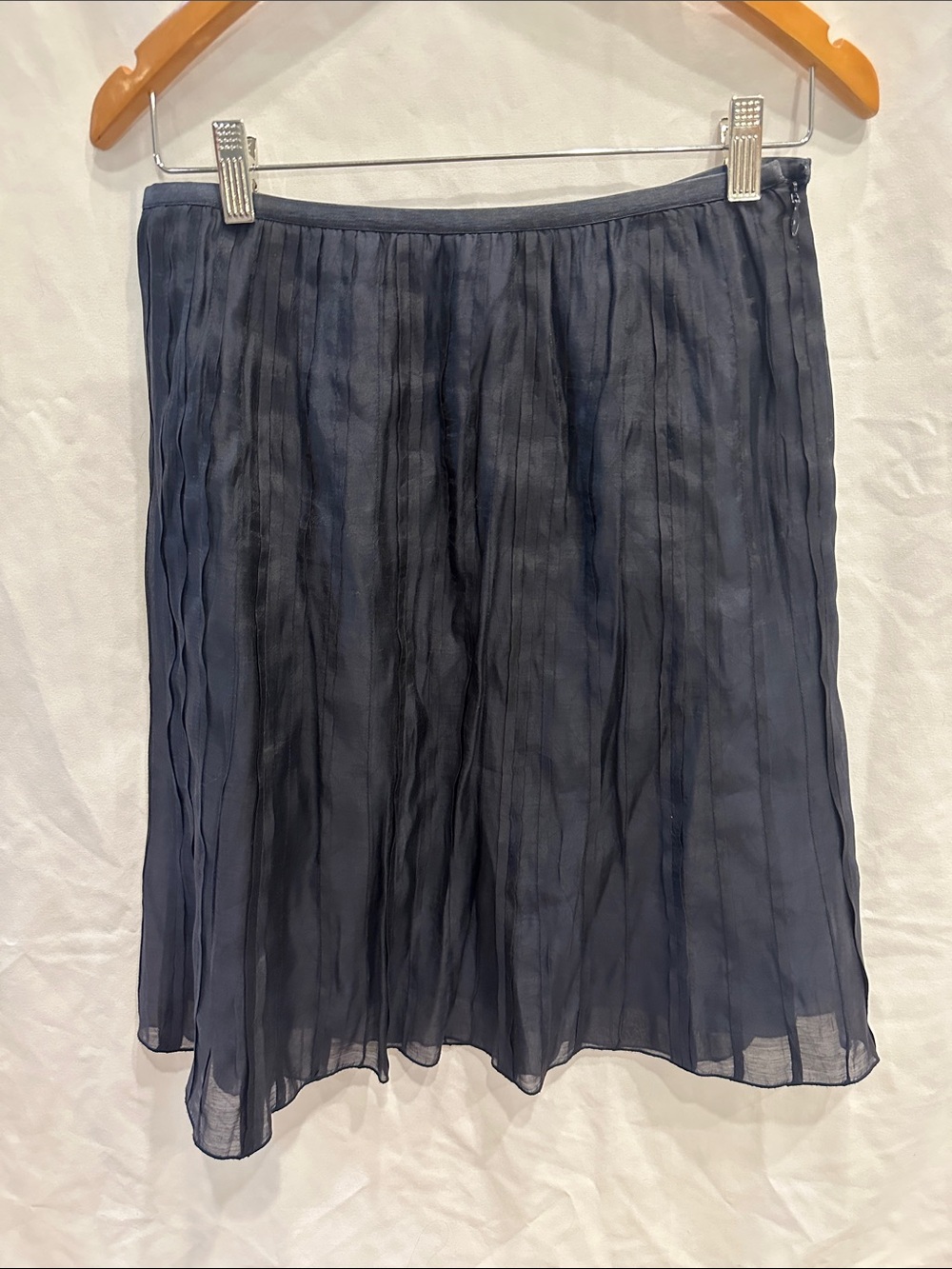 Women's Navy flowy, pleated Skirt, Nic and Zoe size 6